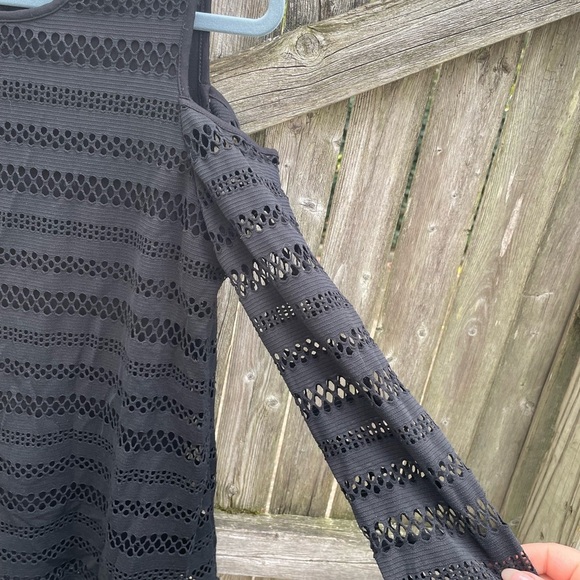 VINCE CAMUTO COLD SHOULDER TOP - Picture 5 of 5